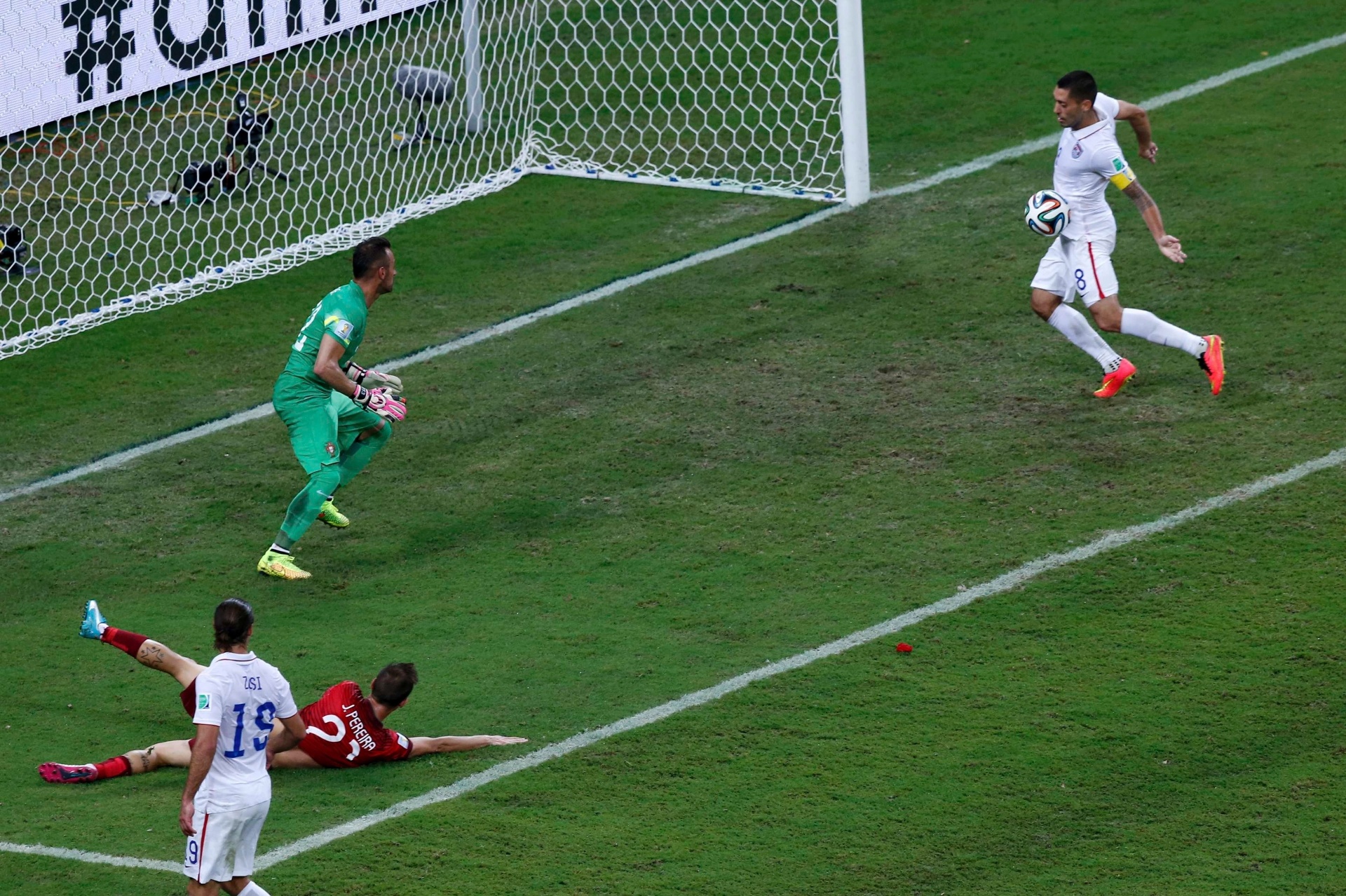 Clint Dempsey finaliza de barriga para marcar o gol da virada dos Estados Unidos sobre Portugal - undefined