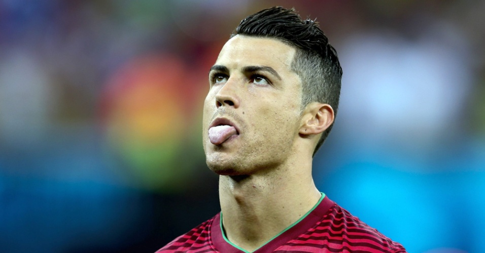 Cristiano Ronaldo coloca a língua para fora durante hino de Portugal