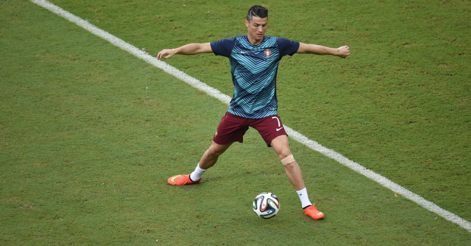 Cristiano Ronaldo, principal destaque de Portugal, faz aquecimento no gramado da Arena Amazônia antes do jogo contra os Estados Unidos