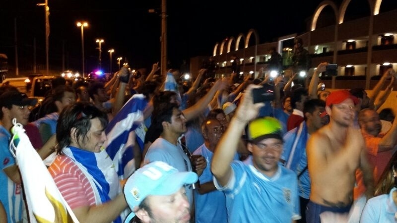 Delegação do Uruguai chega a Natal sob aplausos e cantos dos torcedores