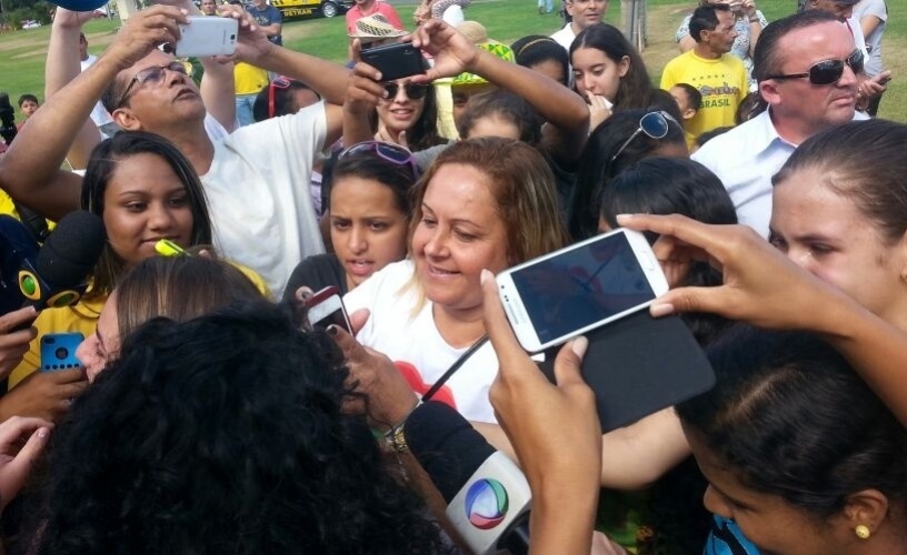 Dona Regina, mãe de David Luiz, é tietada por torcedores no hotel da seleção