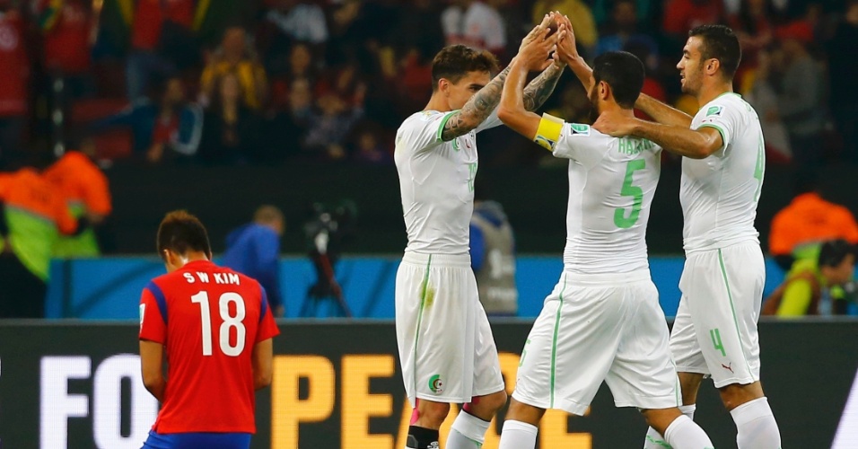22.jun.2014 - Felicidade dos jogadores da Argélia contrasta com a tristeza do sul-coreano Kim Shin-Wook, após a vitória dos africanos por 4 a 2