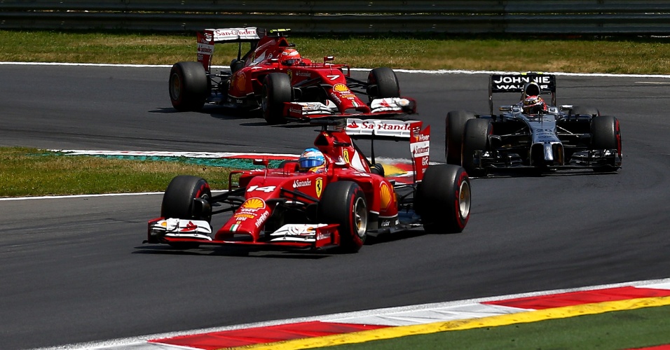Fernando Alonso entra na curva durante GP da Áustria, neste domingo