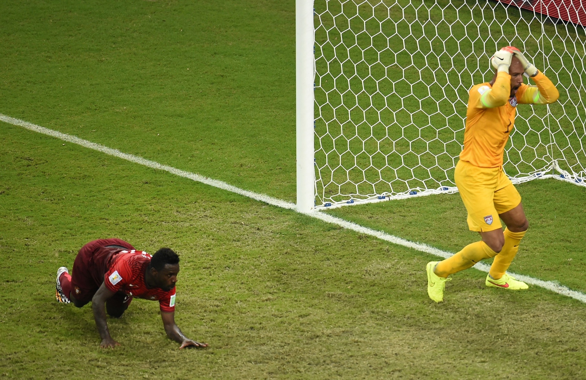 Goleiro dos Estados Unidos, Tim Howard coloca a mão na cabeça após Portugal empatar a partida no último minuto de jogo - undefined