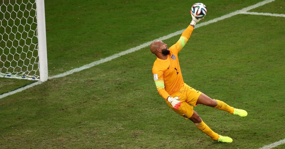Goleiro Tim Howard faz defesa e salva os Estados Unidos de sofrer o segundo gol de Portugal