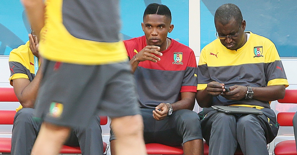 Samel Eto'o conversa com integrantes de Camarões durante treino da seleção africana, um dia antes de duelo com o Brasil