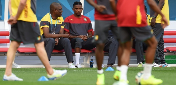 Samuel Eto"o aparece sentado no banco durante treino da seleção de Camarões no Mané Garrincha, palco do jogo contra o Brasil nesta segunda-feira - AFP PHOTO / VANDERLEI ALMEIDA