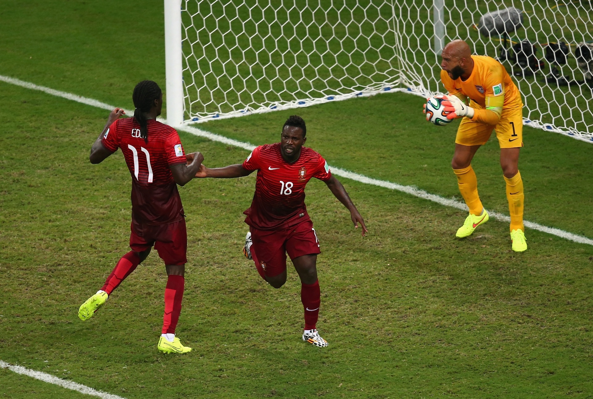 Silvestre Varela (nº 18) cumprimenta Éder após marcar o gol de empate já nos acréscimos e manter Portugal vivo na Copa do Mundo - undefined