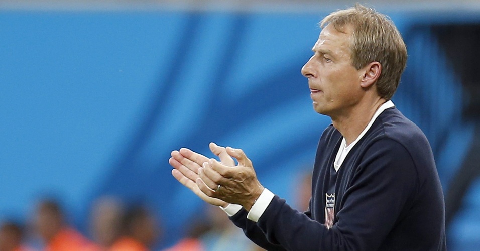 Técnico Juergen Klinsmann tenta incentivar os jogadores dos Estados Unidos durante partida contra Portugal
