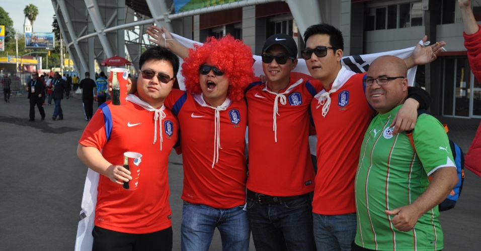 22.jun.2014 - Torcedor argelino se mistura aos sul-coreanos antes da partida no Beira-Rio