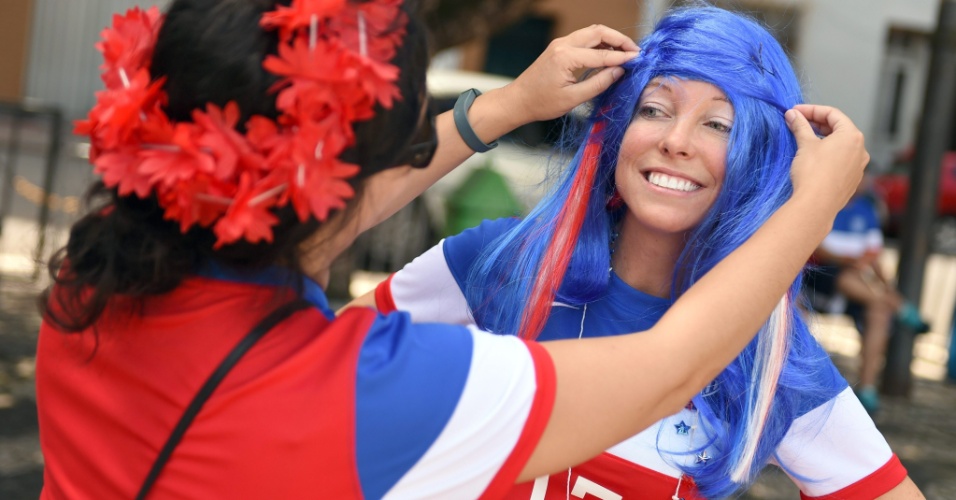 Torcedora ajeita a peruca antes do jogo contra Portugal em Manaus