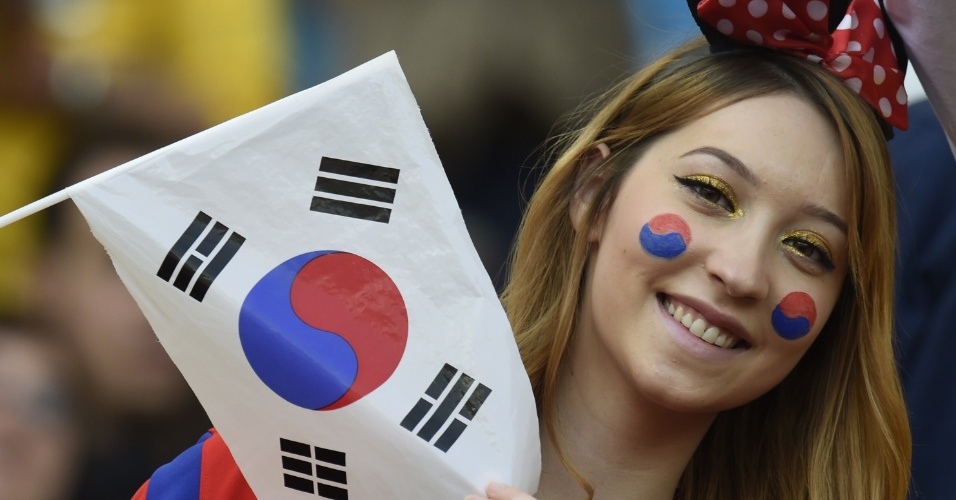 Torcedora coreana exibe bandeira no Beira-Rio para o jogo contra a Argélia