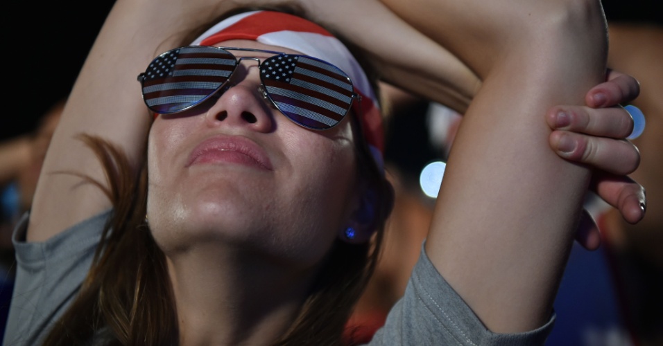 Torcedora dos Estados Unidos assiste ao jogo contra Portugal da Fan Fest de Copacabana
