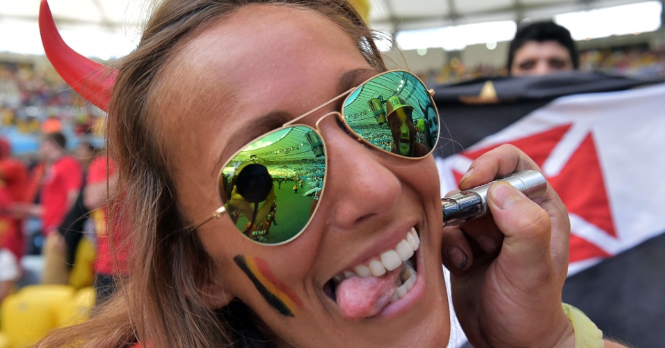 Torcedora pinta o rosto com a bandeira da Bélgica no Maracanã
