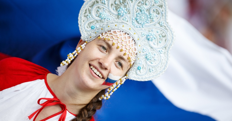 Torcedora russa usa chapéu típico no Maracanã para jogo contra a Bélgica