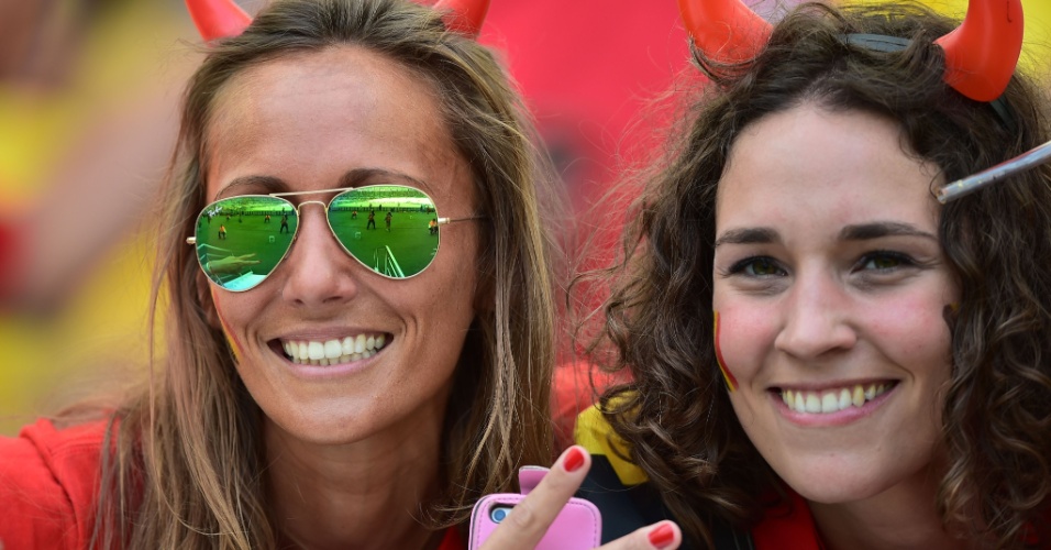 Torcedoras belgas marcam presença no Maracanã para o jogo contra a Rússia