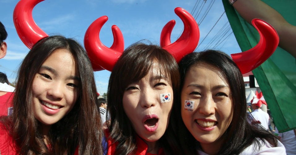 22.jun.2014 - Torcedoras da Coreia do Sul fazem festa do lado de fora do Beira-Rio, antes do jogo contra a Argélia