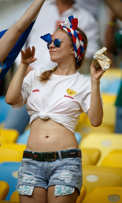Torcedoras russas transformam o Maracanã em um verdadeiro desfile de beleza