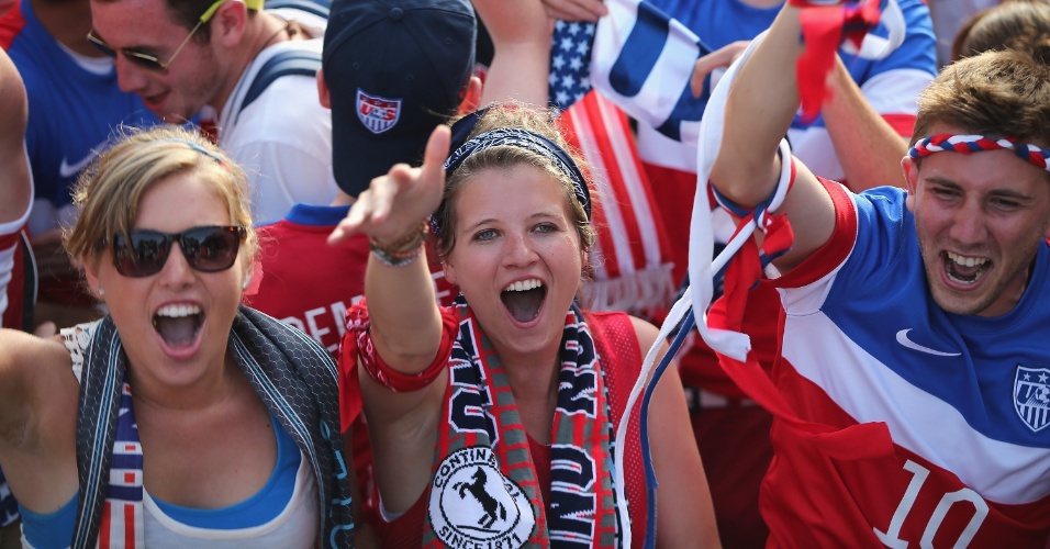 Torcedores comemoram gol dos Estados Unidos enquanto acompanham a partida de Chicago