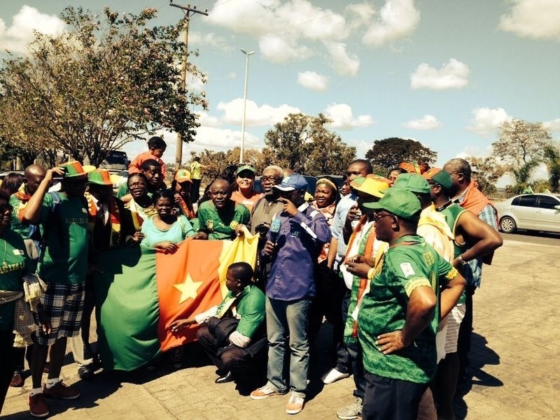 Torcedores de Camarões ficam em frente ao hotel da seleção de seu país, em Brasília, neste domingo