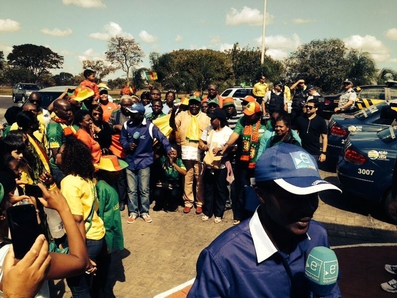 Torcedores de Camarões ficam em frente ao hotel da seleção de seu país, em Brasília, neste domingo
