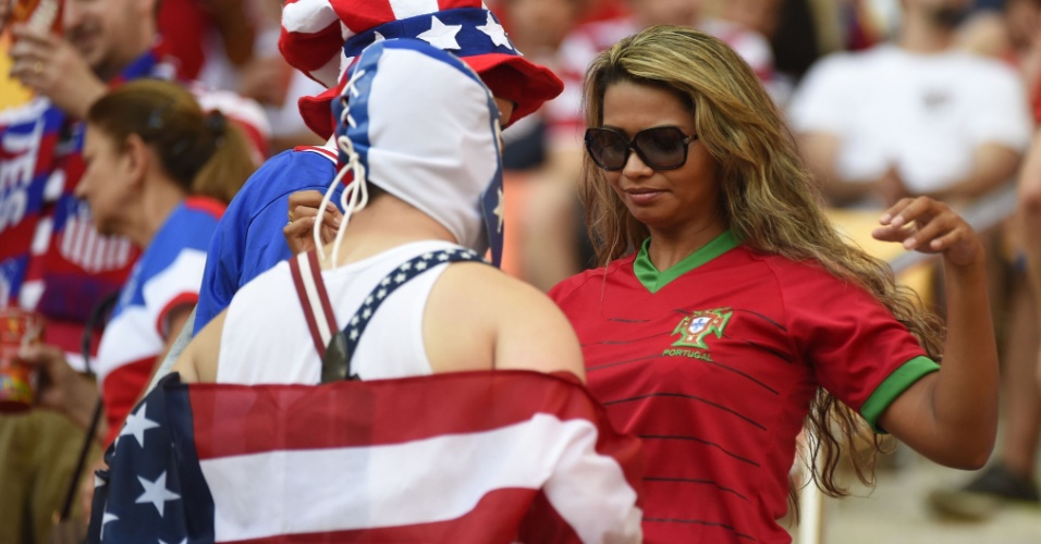 Torcedores de Estados Unidos e Portugal antes do jogo entre as duas seleções na Arena Amazônia