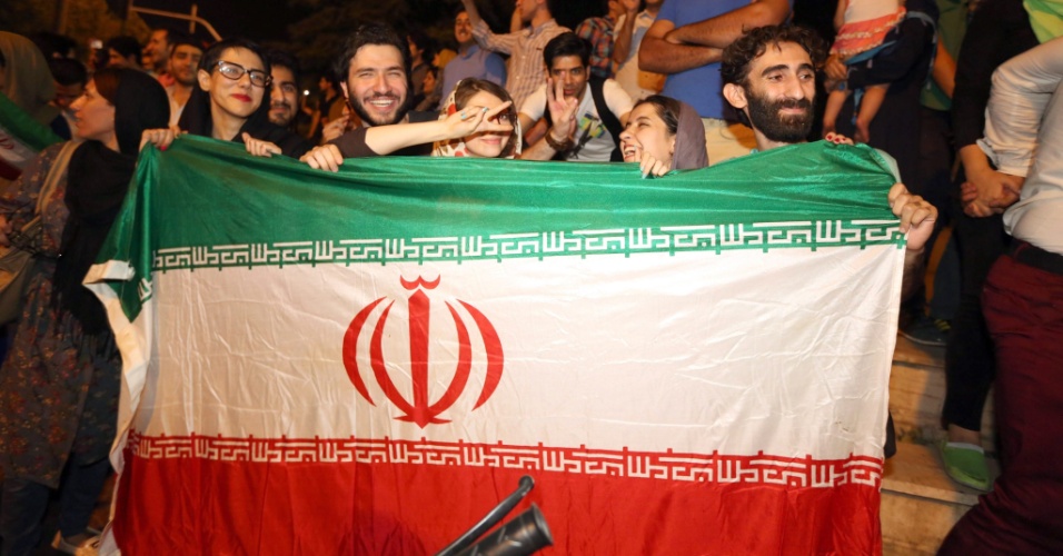 Torcedores do Irã vão à loucura nas ruas do Teerã, capital do país, após derrota por 1 a 0 para a Argentina na Copa do Mundo