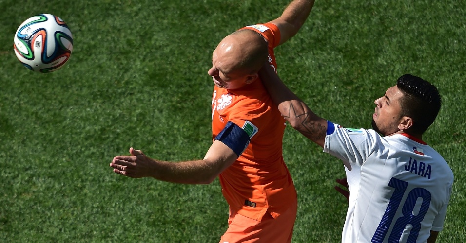 23.jun.2014 - Arjen Robben disputa lance com Gonzalo Jara durante partida entre Holanda e Chile no Itaquerão