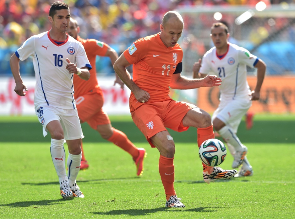 Arjen Robben tenta fazer o passe diante da marcação de Felipe Gutierrez na partida entre Chile e Holanda