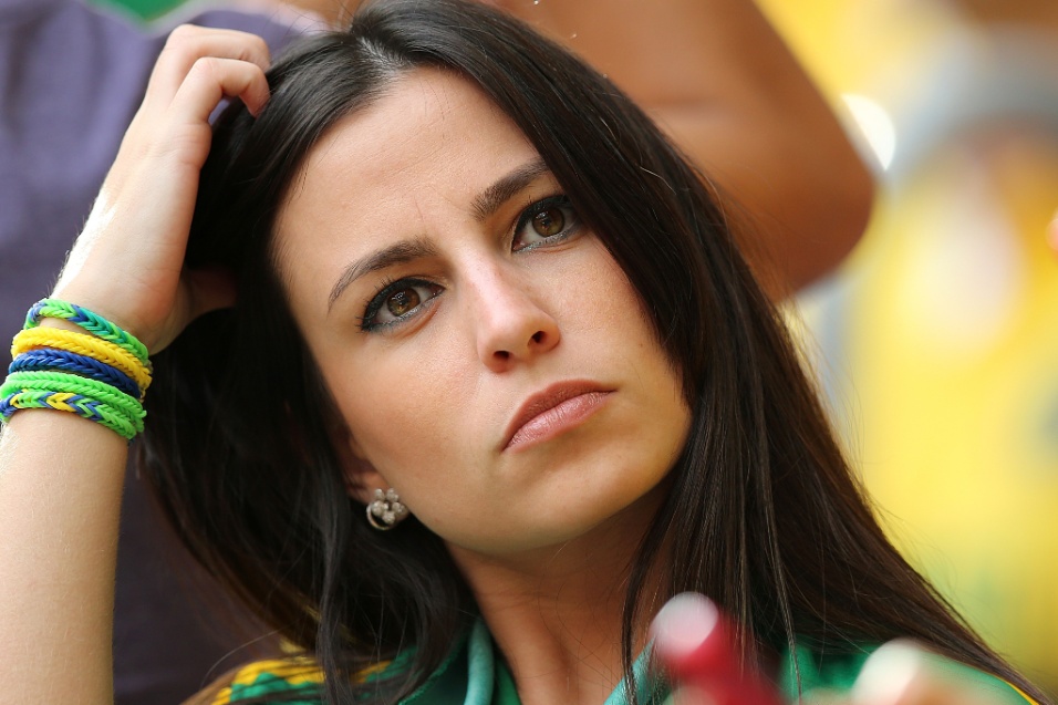 23.jun.2014 - Bela torcedora aguarda o início da partida entre Brasil e Camarões, em Brasília