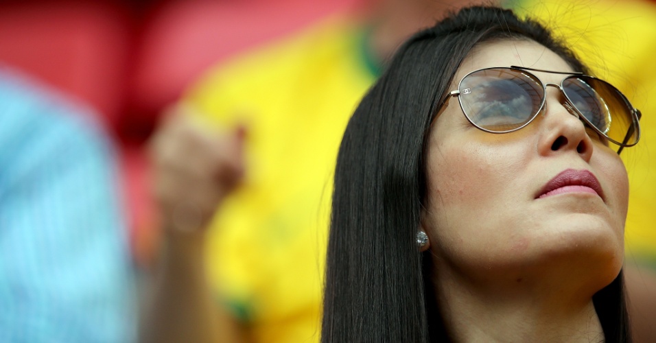 23.jun.2014 - Brasileira aguarda o início da partida contra a seleção de Camarões, a última da primeira fase da Copa do Mundo