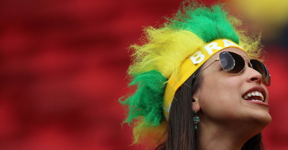23.jun.2014 - Brasileira faz festa antes da partida contra Camarões, no estádio Mané Garrincha, em Brasília