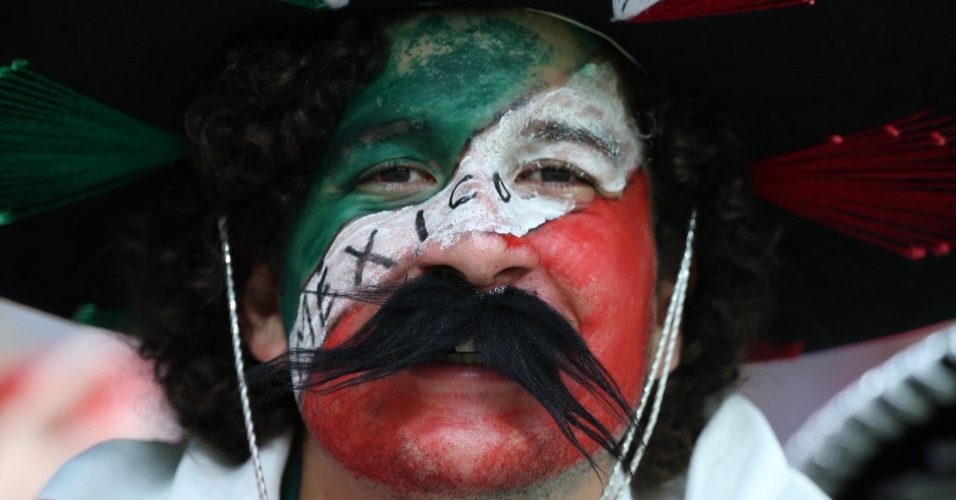 23.jun.2014 - Com bigodão e sombrero, típico torcedor mexicano comparece à Arena Pernambuco para jogo contra a Croácia