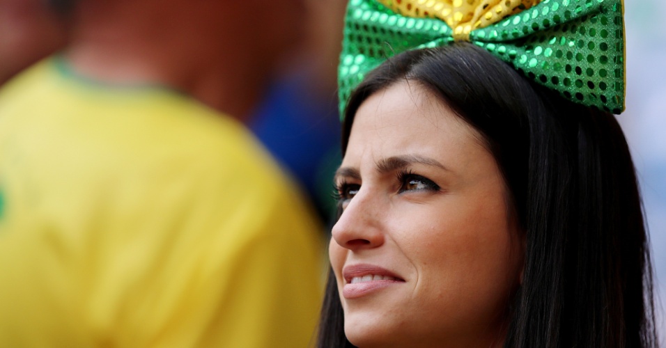 23.jun.2014 - Com um laço na cabeça, torcedora brasileira sorri enquanto aguarda o confronto contra Camarões