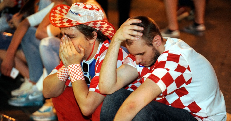 23.jun.2014 - Em Zagreb, croatas ficam desolados após derrota para o México e eliminação da Copa do Mundo