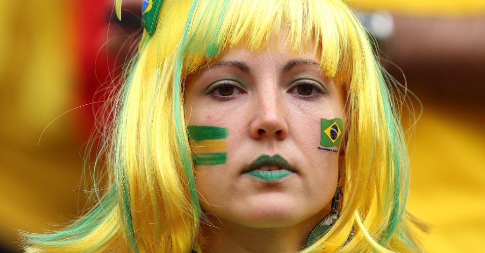 23.jun.2014 - Torcedora com as cores do Brasil aguarda o início da partida contra Camarões, em Brasília