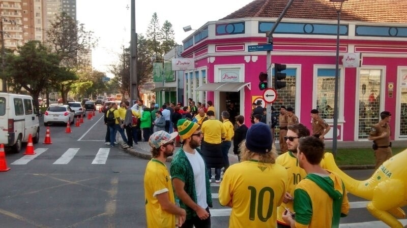 23.jun.2014 - Torcedores vão chegando à Arena da Baixada, em Curitiba, para o jogo entre Austrália e Espanha