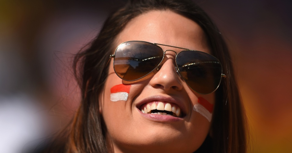 23.jun.2014 - Bela torcedora sorri durante a partida entre Holanda e Chile, no Itaquerão