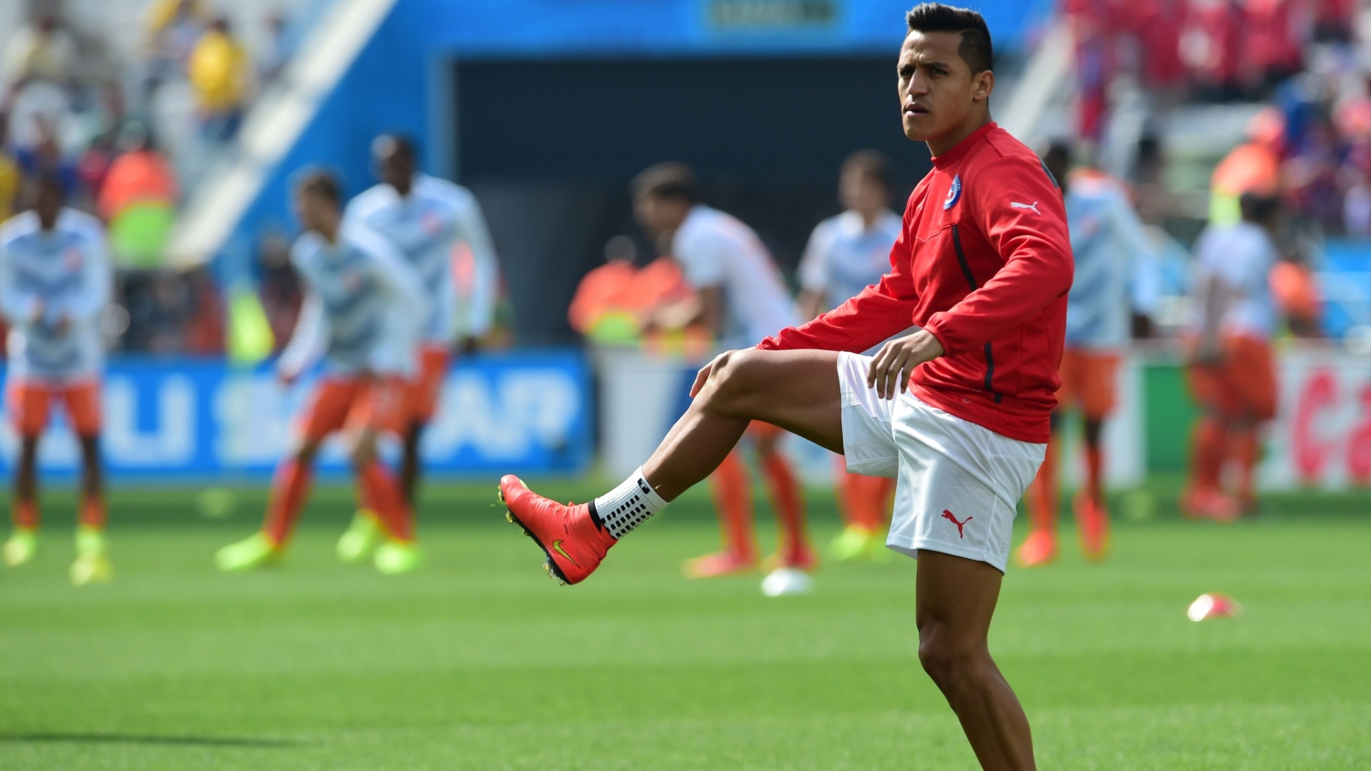 Alexis Sánchez, atacante do Chile, faz aquecimento no gramado do Itaquerão antes da partida contra a Holanda