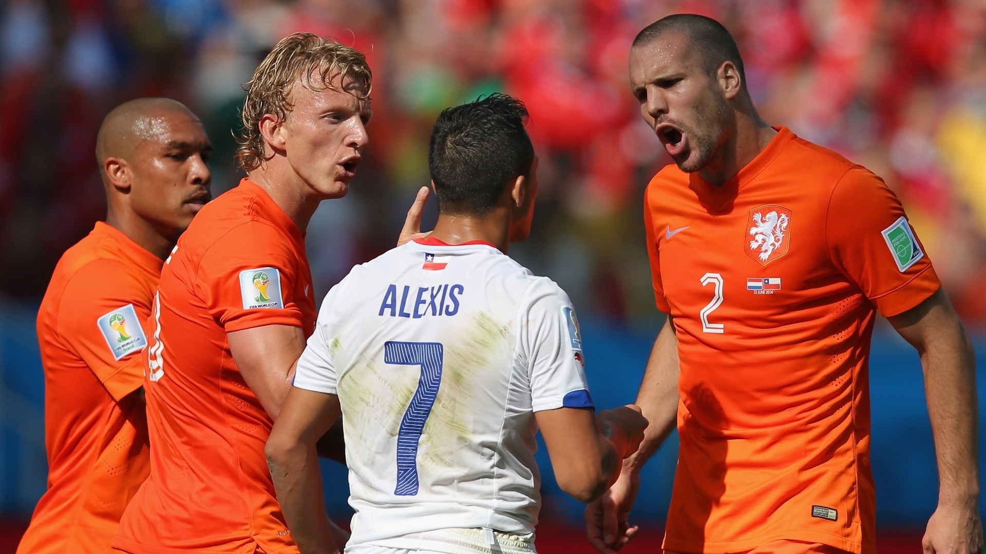 Alexis Sánchez e Vlaar se desentendem após dividida na partida entre Chile e Holanda