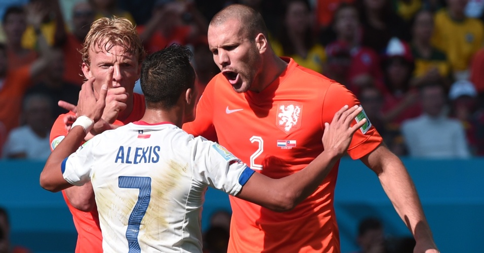 Alexis Sánchez e Vlaar se desentendem após dividida na partida entre Chile e Holanda