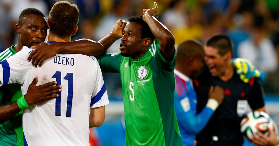Árbitro Peter O'Leary é visto rindo com goleiro da Nigéria e é criticado por jogadores da Bósnia