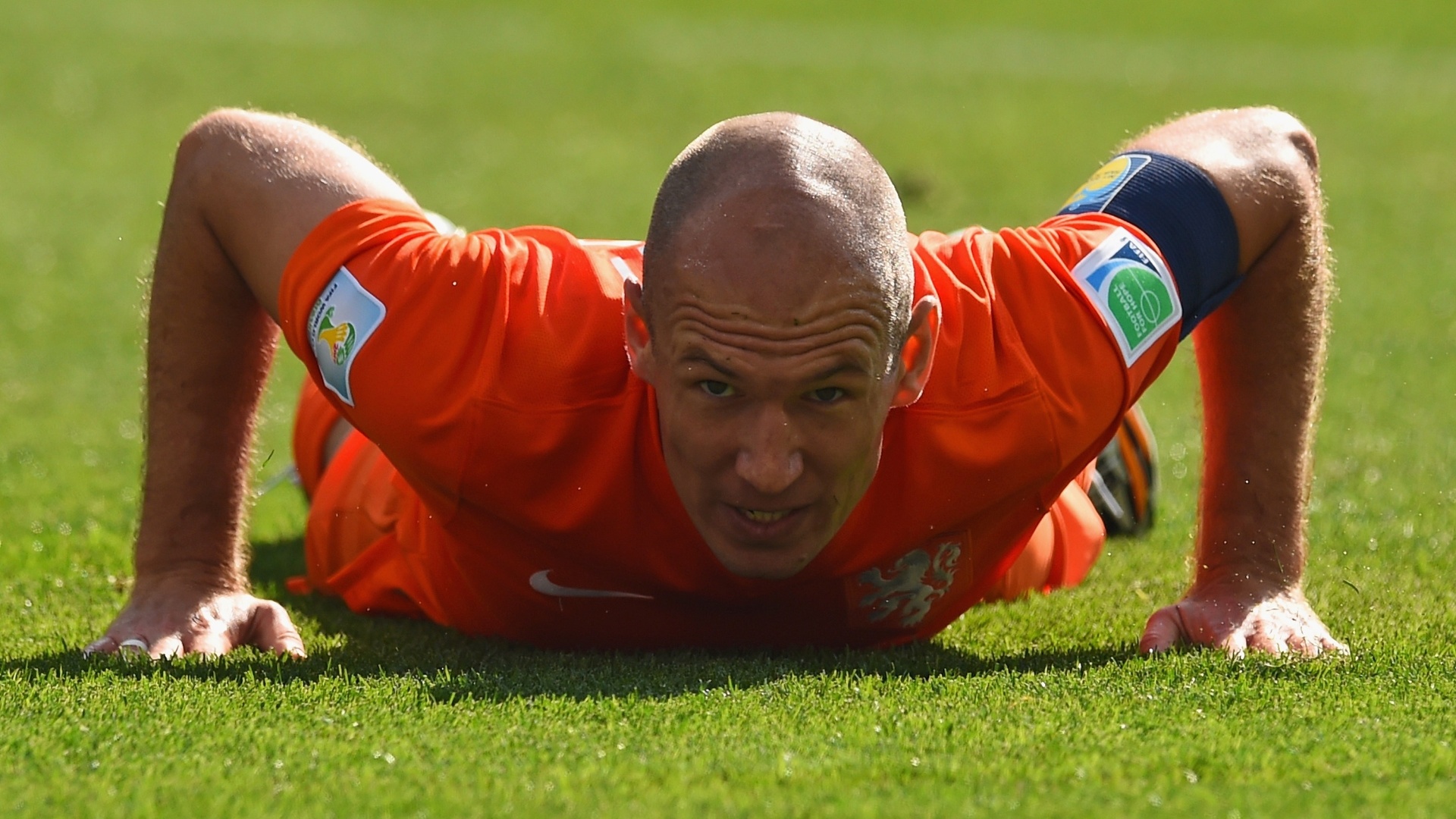 Arjen Robben fica no gramado durante partida entre Holanda e Chile no Itaquerão