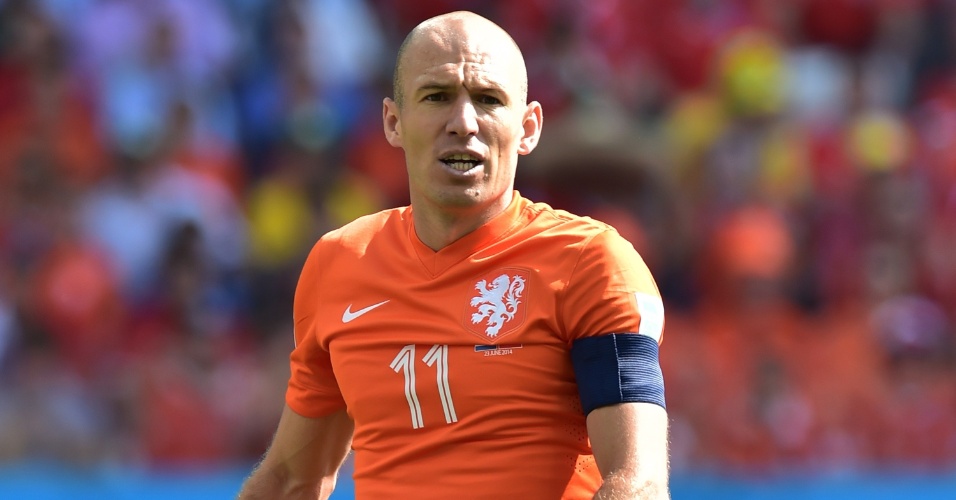 Arjen Robben observa lance durante partida entre Holanda e Chile no Itaquerão