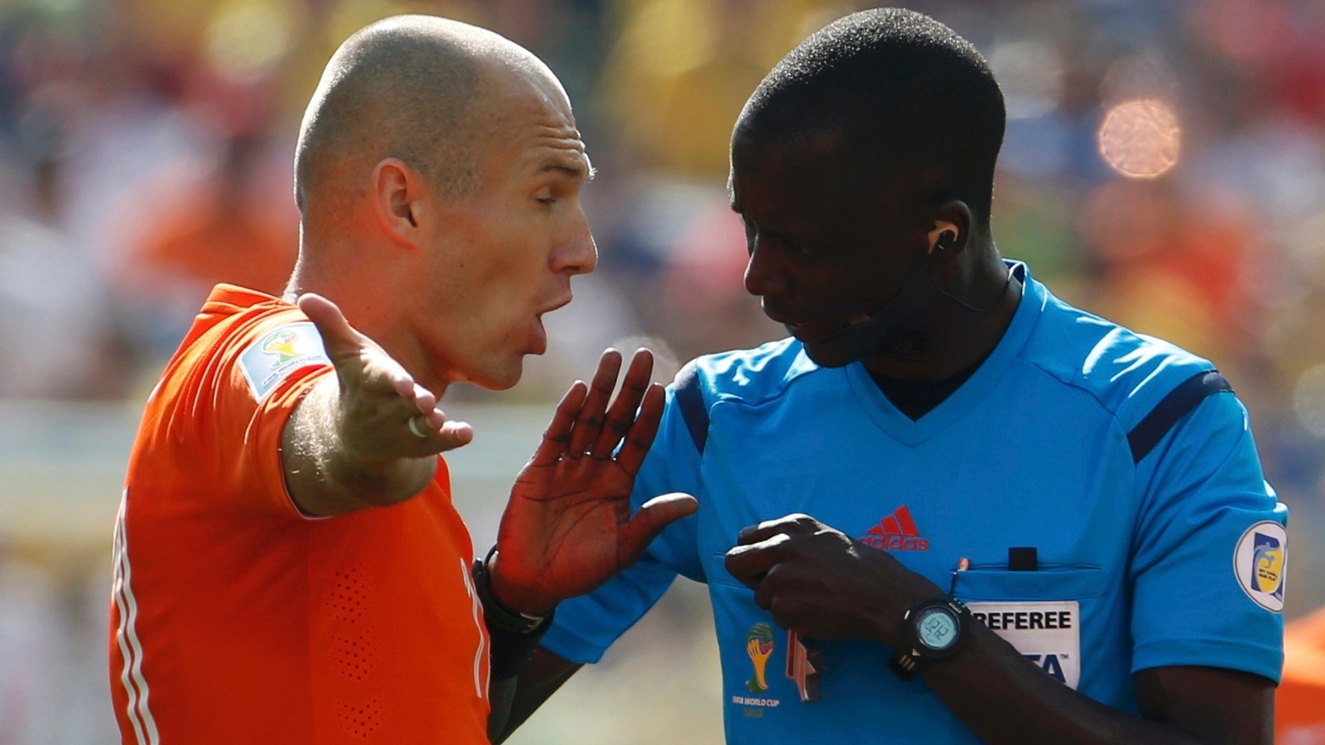 Arjen Robben reclama com o juiz durante partida entre Holanda e Chile