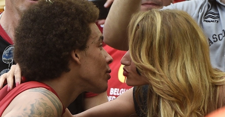Axel Witsel beija Rafaella Szabo, sua mulher, nas arquibancadas do Maracanã
