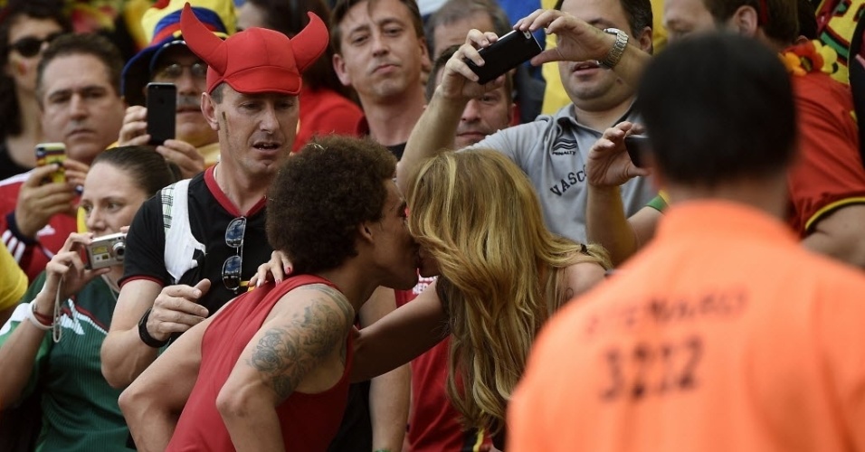 Axel Witsel beija Rafaella Szabo, sua mulher, nas arquibancadas do Maracanã