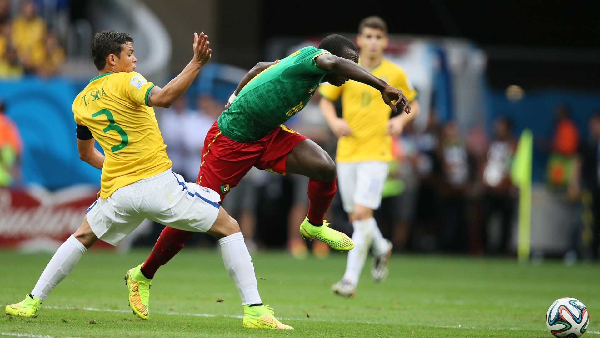 23.jun.2014 - Capitão Thiago Silva comete falta durante o jogo do Brasil contra Camarões, no Mané Garrincha