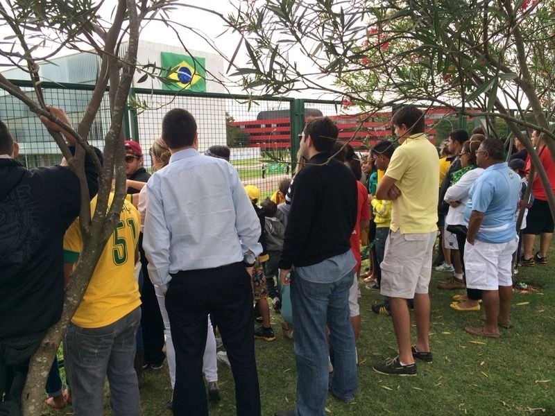Cerca de 300 torcedores pedem que Felipão libere o contato com os jogadores no hotel da seleção em Brasília, na manhã desta segunda-feira