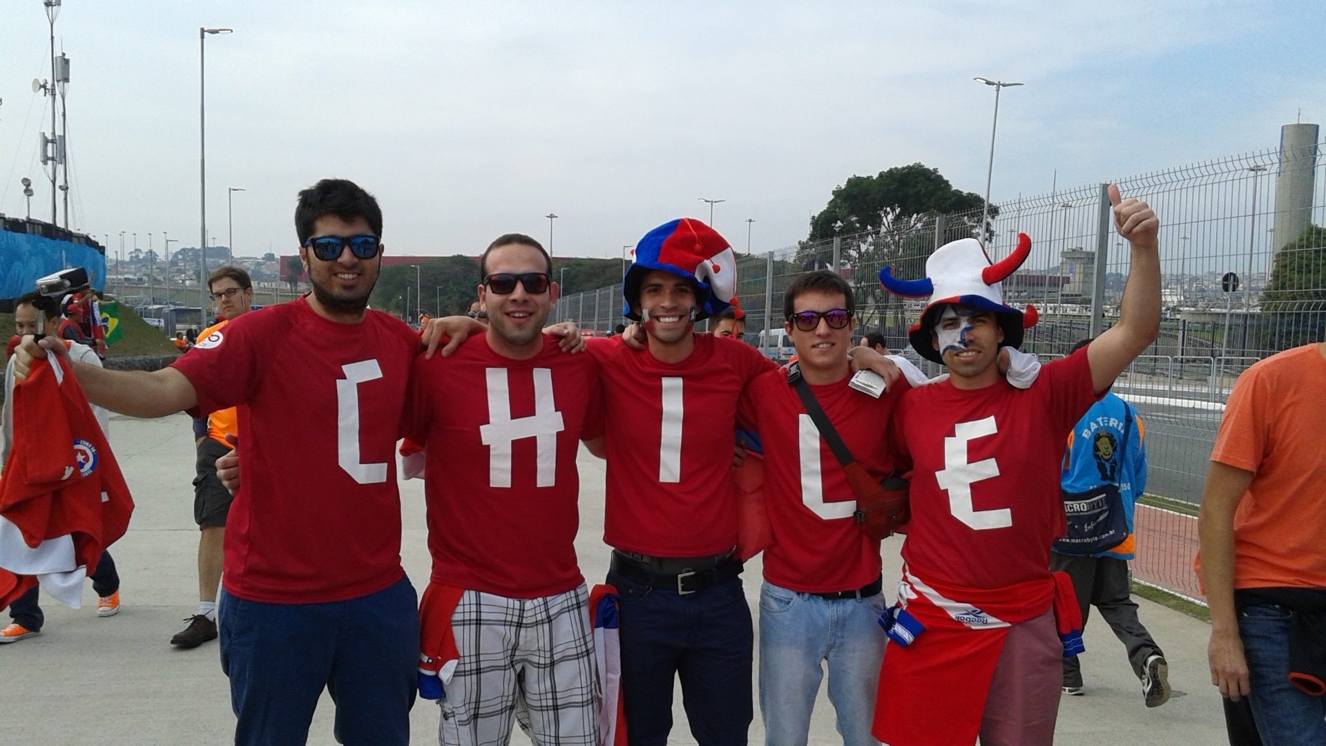 Chilenos chegam animados ao Itaquerão para a partida contra a Holanda